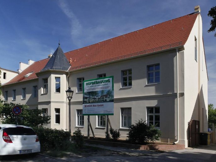 Das Foto zeigt die Front des Neuendorfer Anger 13 in Potsdam Babelsberg, einer Mischung aus Neubau und saniertem Denkmal Vierseitenhof mit insgesamt 20 Wohneinheiten nähe Berlin in Brandenburg.