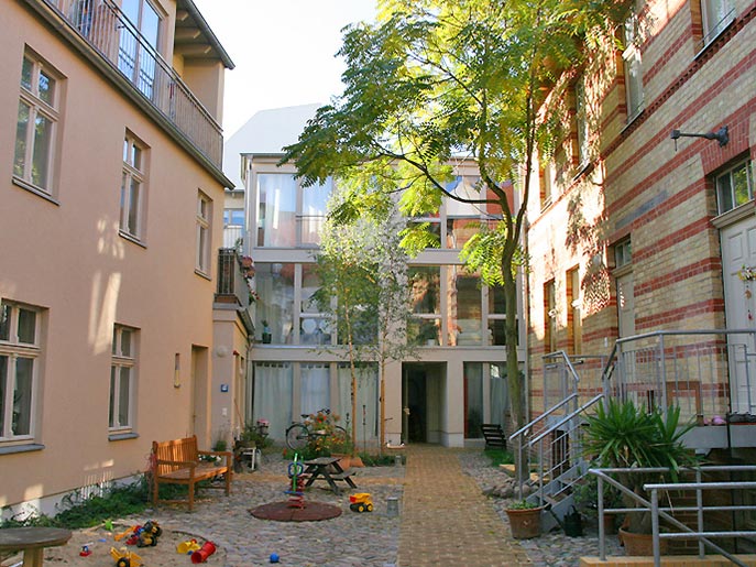Das Foto zeigt das sanierte Mehrfamilienhaus in der Bäckerstraße in Potsdam durch den Bauträger Wittfoth Bau und dient als Titelbild für dieses Referenzbeispiel für Sanierung und Denkmalrestaurierung durch einen Bauträger in Brandenburg und Berlin.