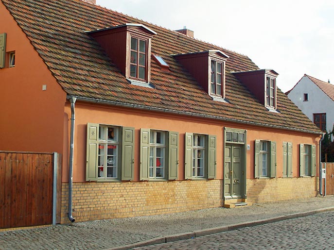 Das Foto zeigt das liebevoll denkmalsanierte Weberhaus in Potsdam durch den Bauträger Wittfoth Bau in Potsdam und dient als Titelbild für dieses Referenzbeispiel für Sanierung und Denkmalrestaurierung durch einen Bauträger in Brandenburg und Berlin.