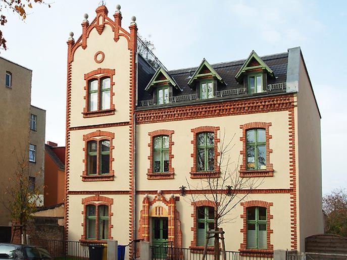 Das Foto zeigt das sanierte Wohnhaus in der Bruno H. Bürgel Straße in Potsdam durch den Bauträger Wittfoth Bau und dient als Titelbild für dieses Referenzbeispiel für Sanierung und Denkmalrestaurierung durch einen Bauträger in Brandenburg und Berlin.