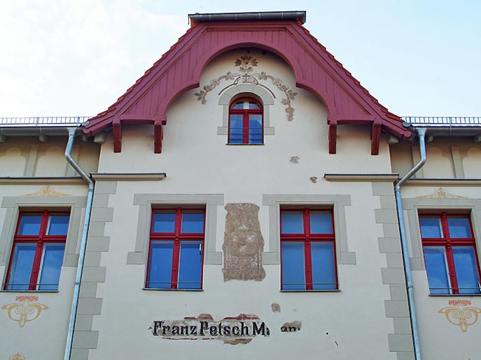 Das Foto zeigt das denkmalsanierte Wohngebäude in der Pasteurstraße in Potsdam durch den Bauträger Wittfoth Bau in Potsdam und dient als Titelbild für dieses Referenzbeispiel für Sanierung und Denkmalrestaurierung durch einen Bauträger in Brandenburg.