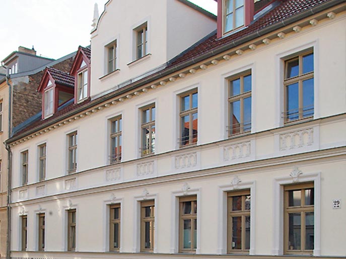 Das Foto zeigt das denkmalsanierte Mehrfamilienhaus in der Semmelweiss Straße in Potsdam durch den Bauträger Wittfoth Bau in Potsdam und dient als Titelbild für dieses Referenzbeispiel für Sanierung und Denkmalrestaurierung durch einen Bauträger in Brandenburg.