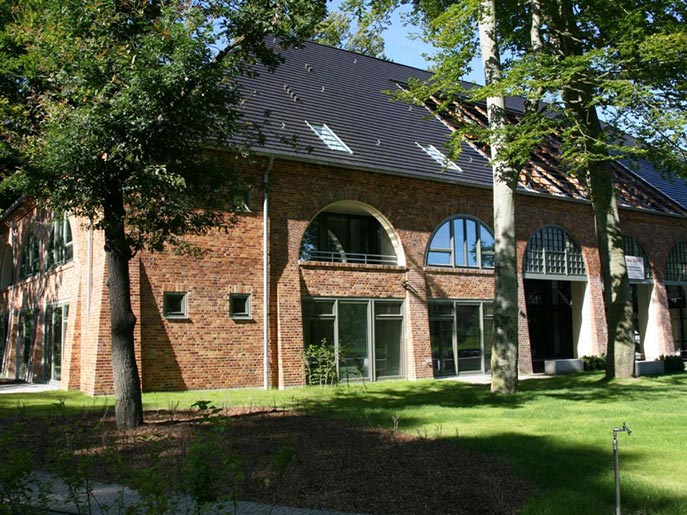 Das Foto zeigt die sanierte Exerzierhalle durch den Bauträger Wittfoth Bau in Potsdam Babelsberg und dient als Titebild für dieses Referenzbeispiel für Sanierung und Restaurierung duch einen Bauträger in Brandenburg.